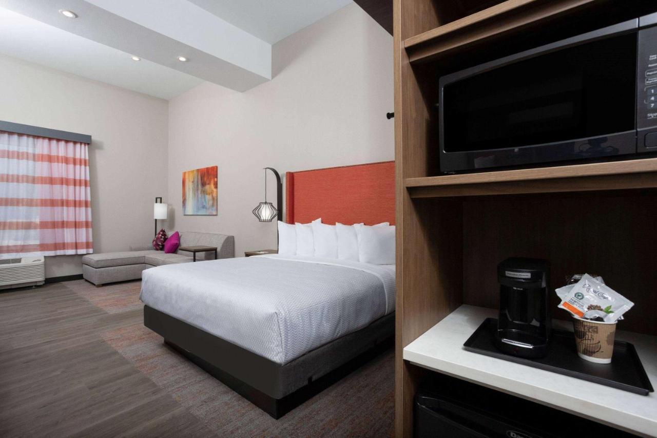 La Quinta Inn & Suites By Wyndham بفلوغرفيل المظهر الخارجي الصورة