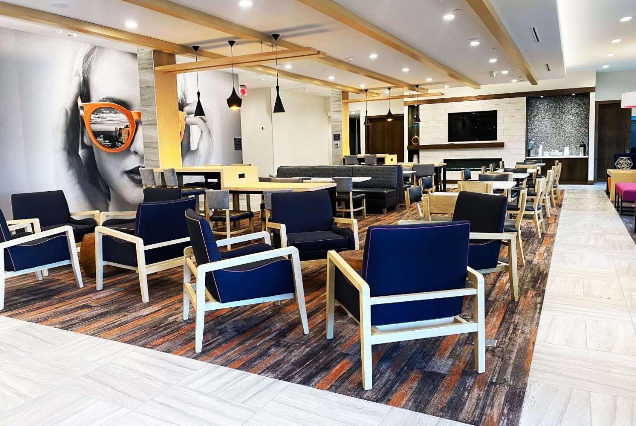 La Quinta Inn & Suites By Wyndham بفلوغرفيل المظهر الخارجي الصورة