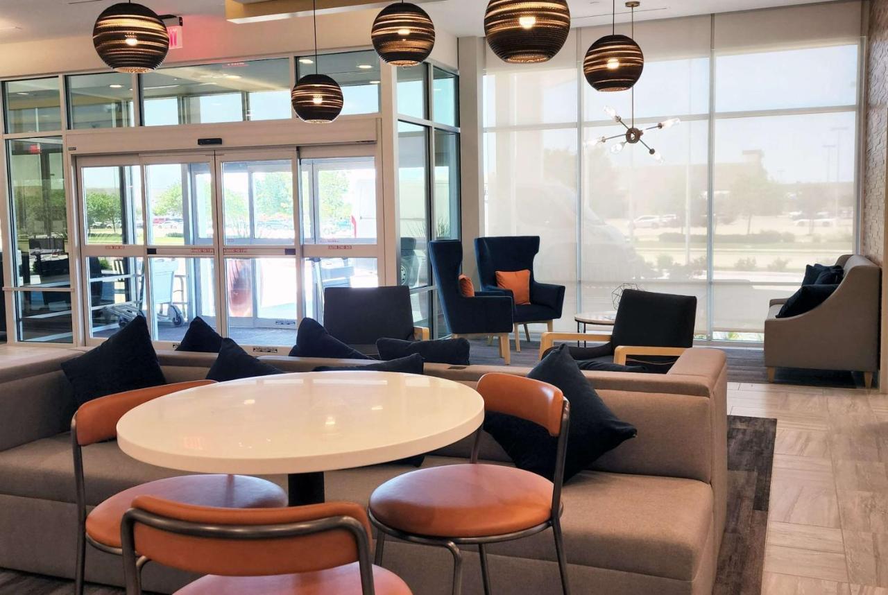 La Quinta Inn & Suites By Wyndham بفلوغرفيل المظهر الخارجي الصورة